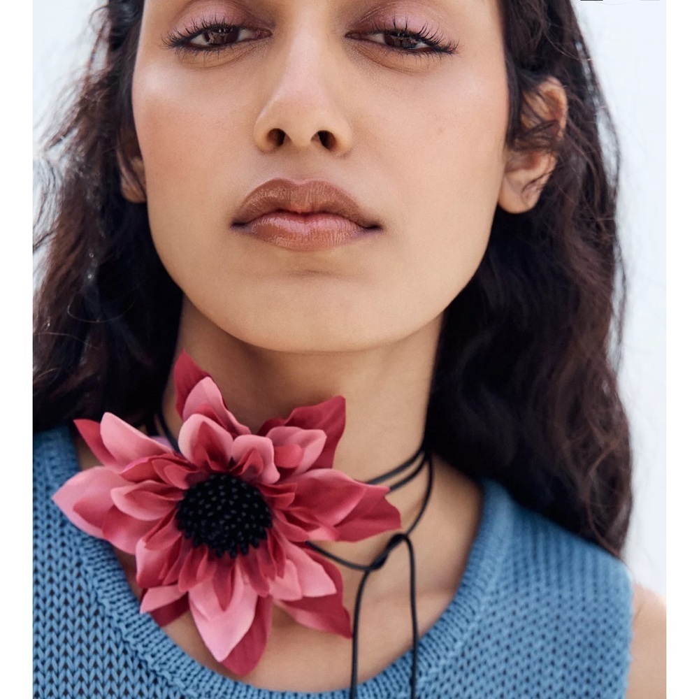 Zara Contrast Flower Rope Necklace - Picture 2 of 4